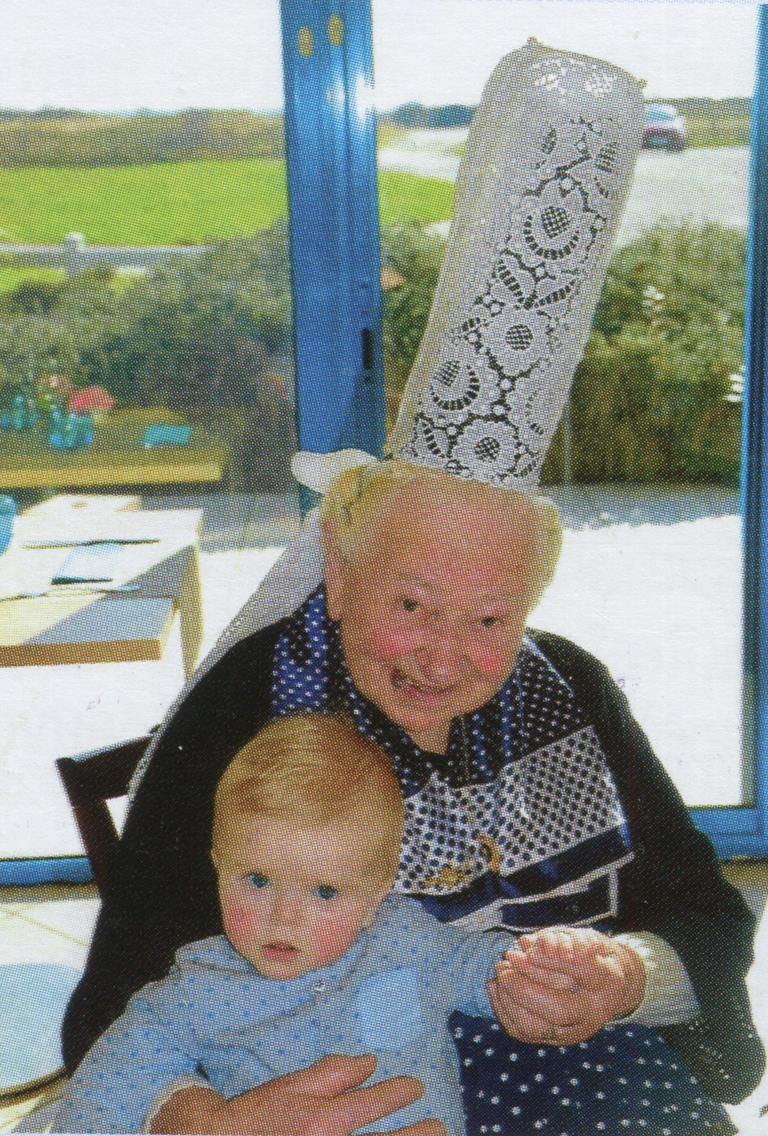 Alexia avec son arrière petit-fils Roman